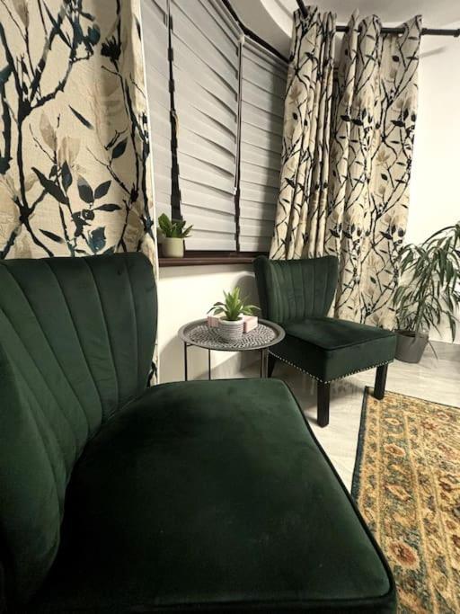 Charming And Cosy London Home, Garden, Parking & Family Fun ミッチャム エクステリア 写真