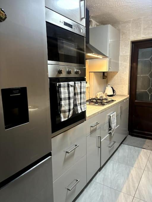 Charming And Cosy London Home, Garden, Parking & Family Fun ミッチャム エクステリア 写真