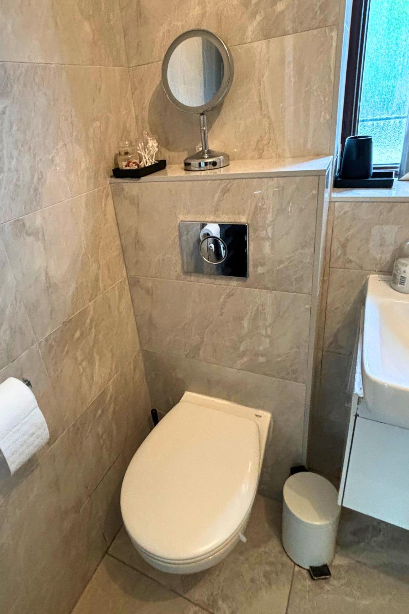 Charming And Cosy London Home, Garden, Parking & Family Fun ミッチャム エクステリア 写真