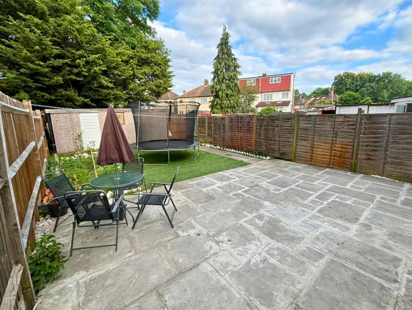Charming And Cosy London Home, Garden, Parking & Family Fun ミッチャム エクステリア 写真
